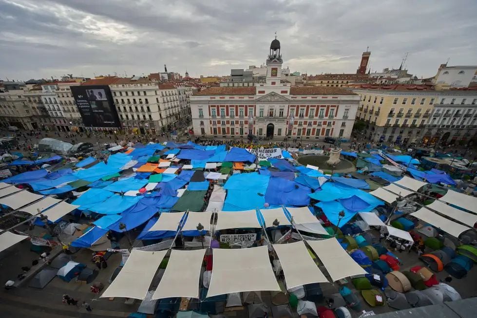 Un campamento de manifestantes contra la crisis de vivienda en España, en Madrid, el 30 de septiembre del 2026. (AP foto/Manu Fernández)