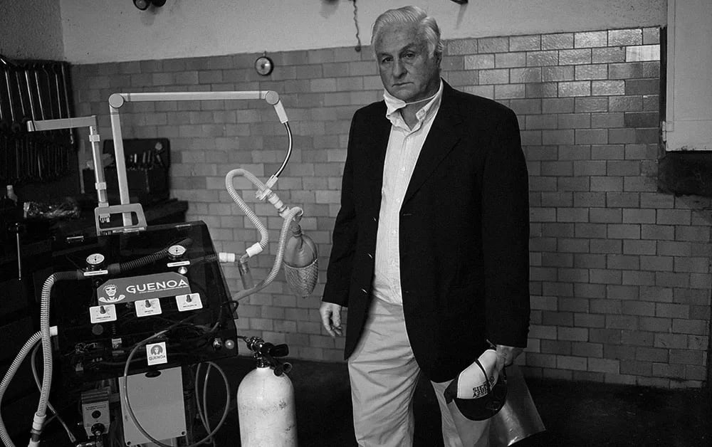 Al momento de la Tragedia de los Andes, Roberto cursaba segundo año de Medicina en Uruguay. En esta imagen en blanco y negro, se lo observa como médico reconocido (Foto: Roberto Canessa / Web)