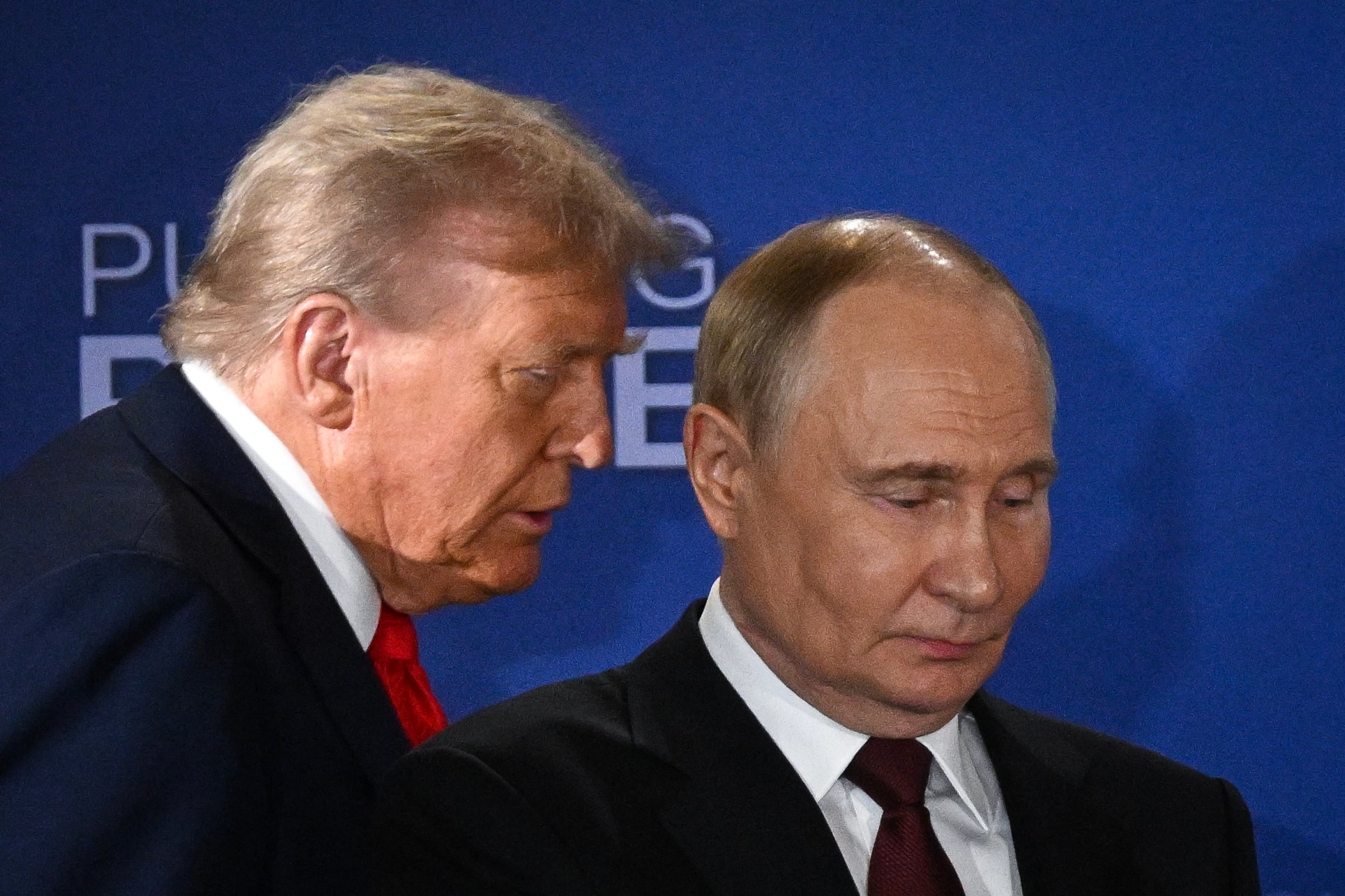 El presidente estadounidense Donald Trump y su par de Rusia Vladimir Putin llegan para ofrecer una rueda de prensa conjunta en Anchorage, Alaska, el 15 de agosto de 2025. (Foto de Drew ANGERER / AFP).