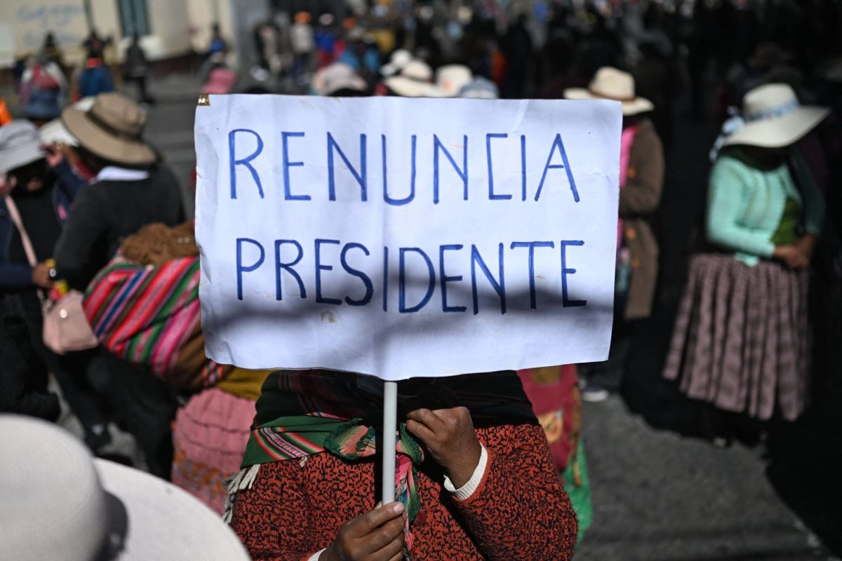 Una mujer sostiene un cartel que dice "Renuncia, Presidente", en referencia al presidente boliviano Rodrigo Paz, durante una protesta antigubernamental en La Paz el 1 de junio de 2026. Foto: Marvin RECINOS / AFP