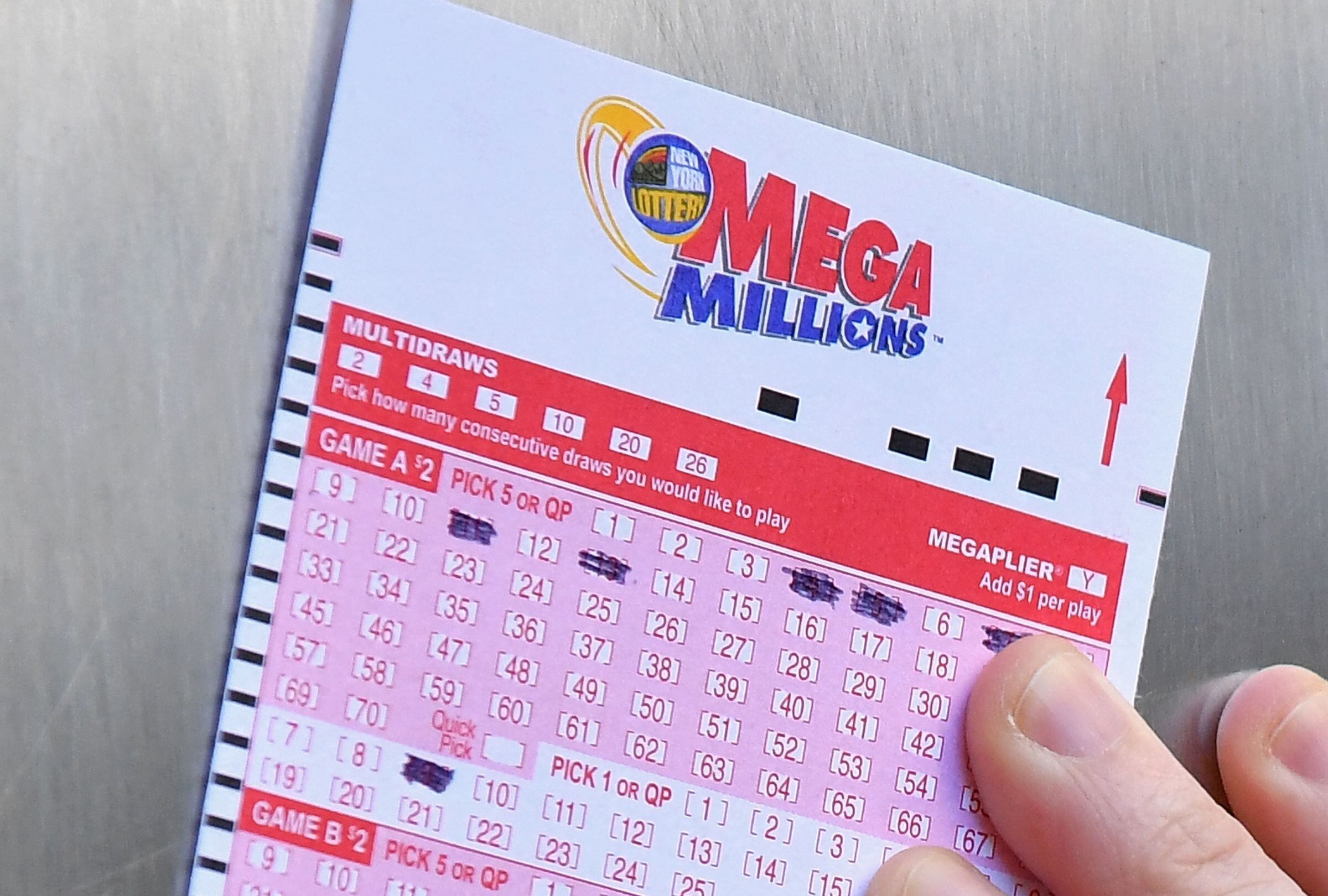 Conoce aquí cuáles son los premios de Mega Millions ganados en New York tras el sorteo del martes 13 de mayo. (Foto: Angela Weiss / AFP)