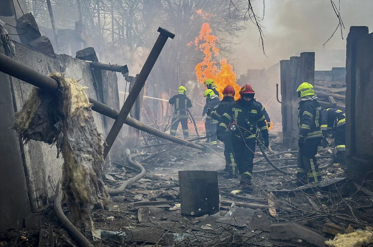 Las autoridades ucranianas dijeron el 15 de marzo de 2024 que el número de muertos por un ataque ruso en la ciudad portuaria de Odesa, en el Mar Negro, había aumentado a 14 y que había decenas más heridos. (Foto de Handout / SERVICIO DE EMERGENCIA DE UCRANIANO / AFP)