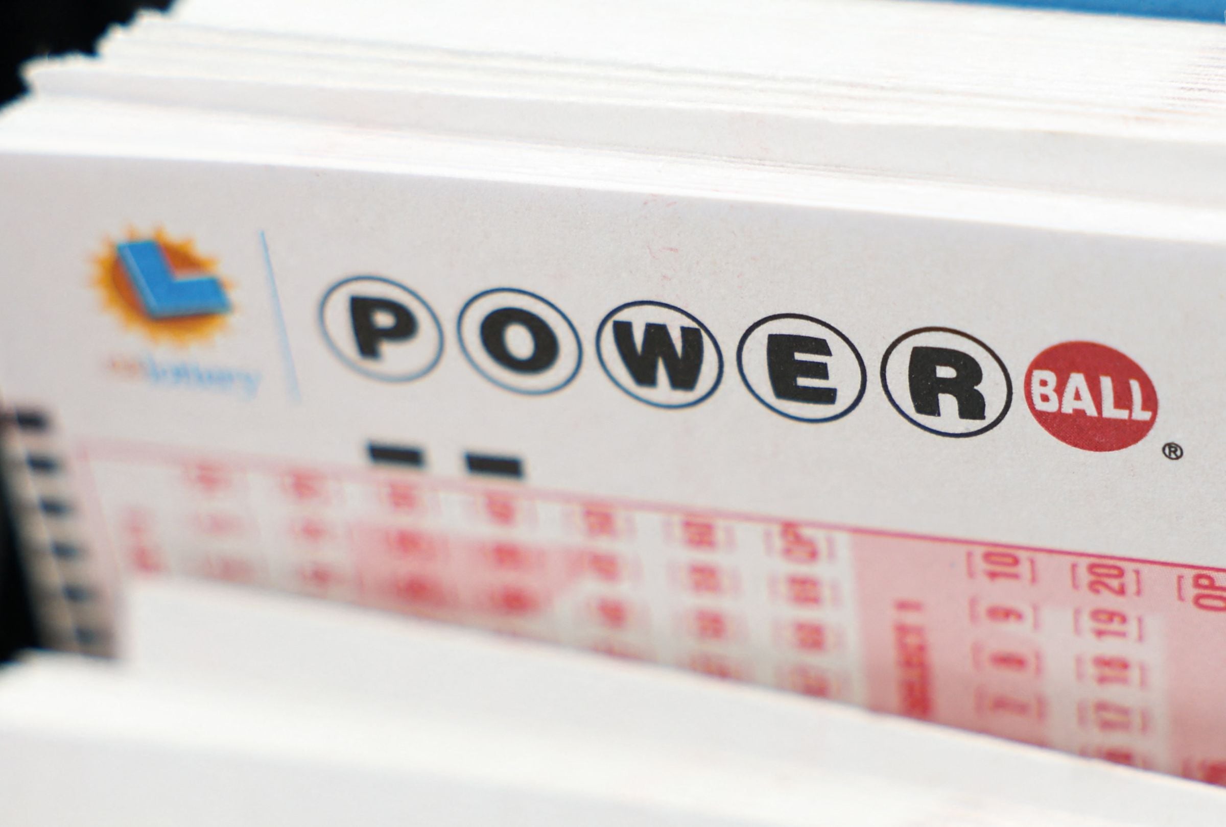 En esta nota conocerás los resultados del sorteo del Powerball del lunes 01 de junio y descubrir si alguien se quedó con el premio mayor. (Foto: Patrick T. Fallon / AFP)