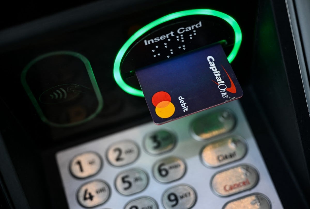 Donald Trump defendió su propuesta en redes sociales al asegurar que los consumidores estadounidenses están siendo “estafados” por las altas tasas. | Crédito: Patrick T. Fallon / AFP