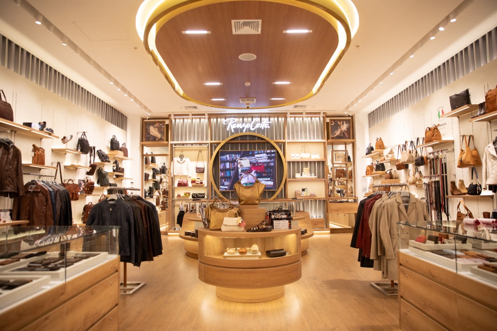 La nueva propuesta incorpora personalización mediante grabado láser y elementos modulares, en línea con la apuesta de Renzo Costa por transformar la experiencia de compra. Foto: Renzo Costa