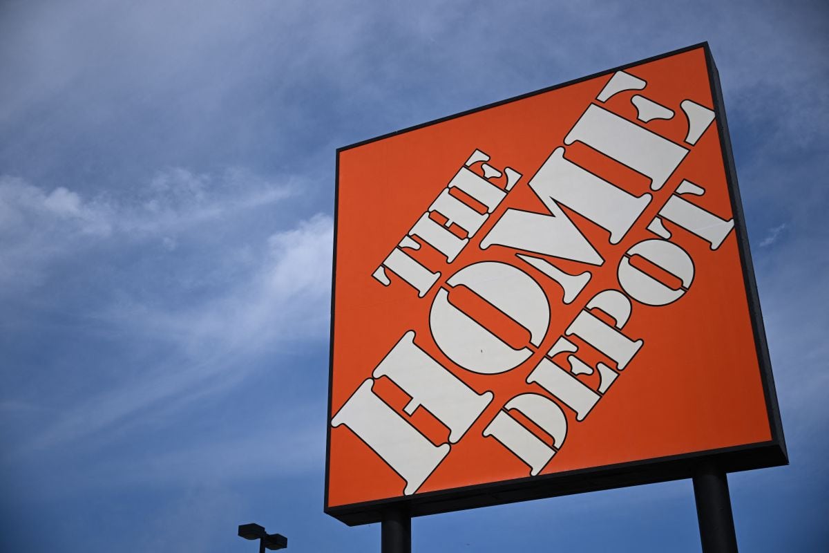 El logotipo de Home Depot se exhibe en el exterior de la tienda de artículos para el hogar en Los Ángeles, California, el 21 de febrero de 2025 (Foto: Patrick T. Fallon / AFP)