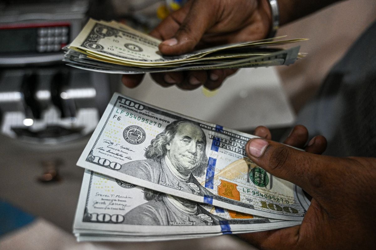 Un empleado cuenta billetes de dólares estadounidenses en una casa de cambio de Nueva Delhi, India, el sábado 30 de agosto de 2025. Fotógrafo: Prakash Singh/Bloomberg