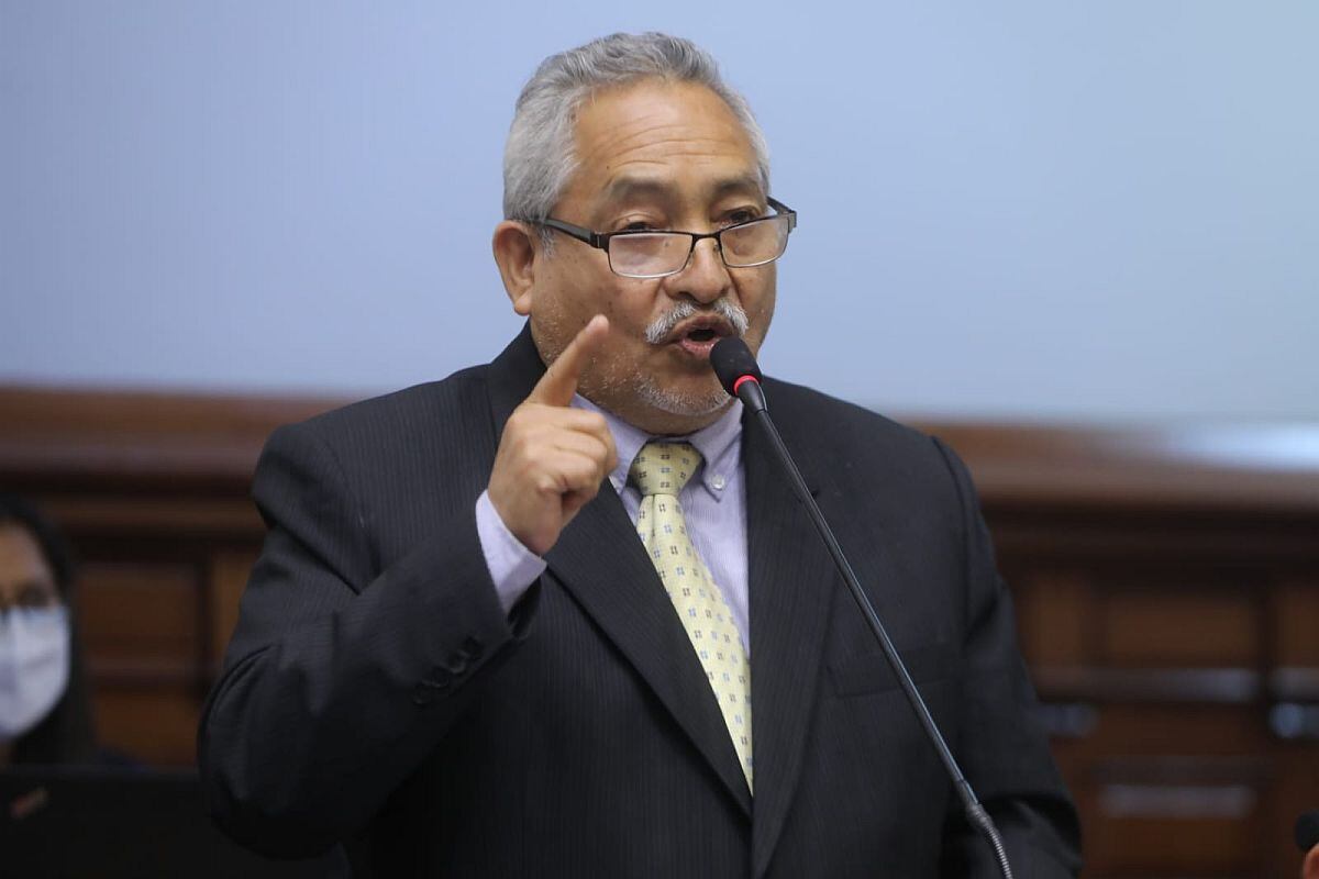 Víctor Flores Ruiz no es economista ni especializado en finanzas. Es químico farmacéutico por la Universidad Nacional de Trujillo. Foto: Congreso