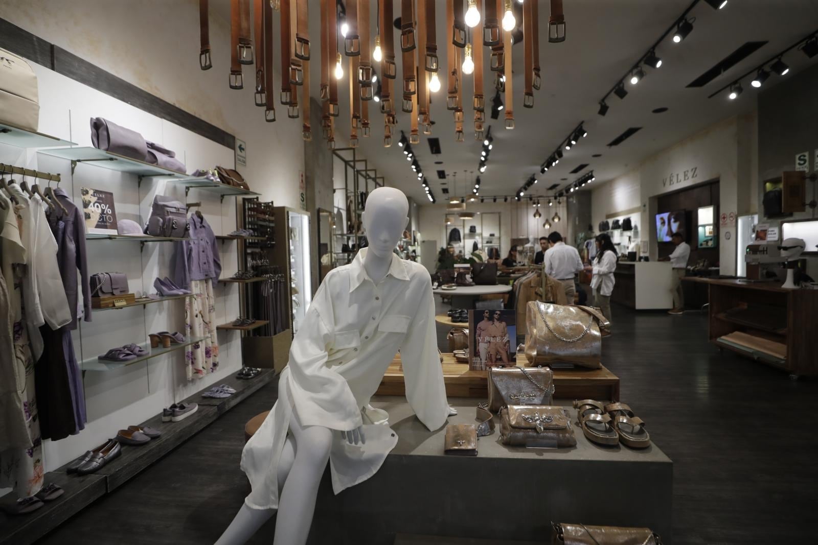 Cueros Vélez opera tiendas propias en Perú.