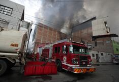 Bomberos continuarán en la zona del incendio en Barrios Altos pese a riesgos de derrumbes