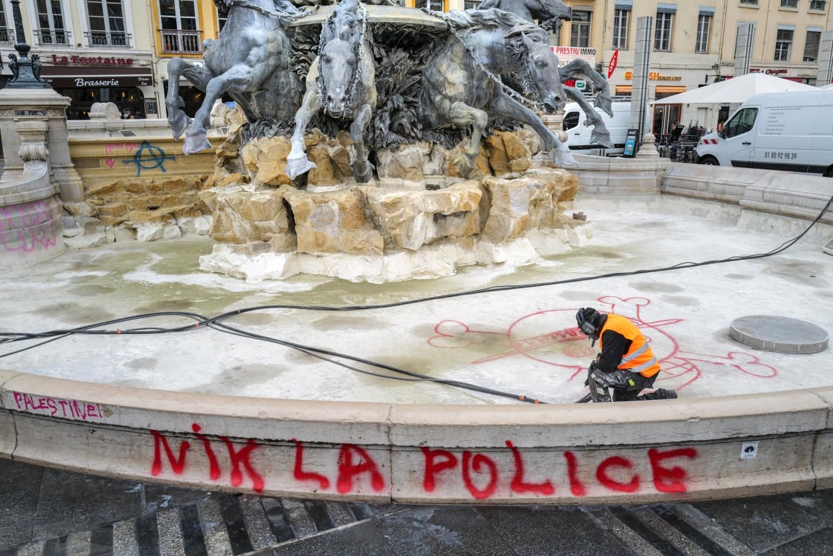 Un empleado municipal retira pintas de la fuente Bartholdi, en la plaza des Terreaux (Lyon), el 19 de octubre de 2026, dos días después de que se produjeran disturbios y saqueos al margen de las manifestaciones a escala nacional contra el coste de la vida. (Foto de OLIVIER CHASSIGNOLE / AFP)