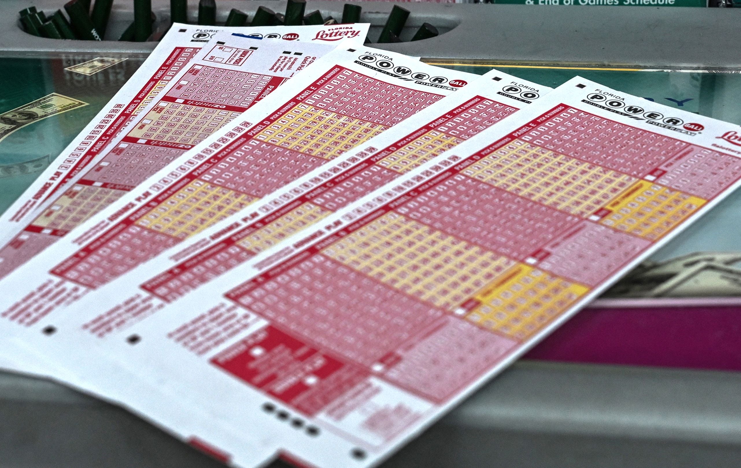 Por lo general, los participantes del Powerball pueden reclamar un premio de hasta $600 en cualquier lotería autorizada de la jurisdicción donde compraron el boleto. (Foto: Giorgio VIERA / AFP)