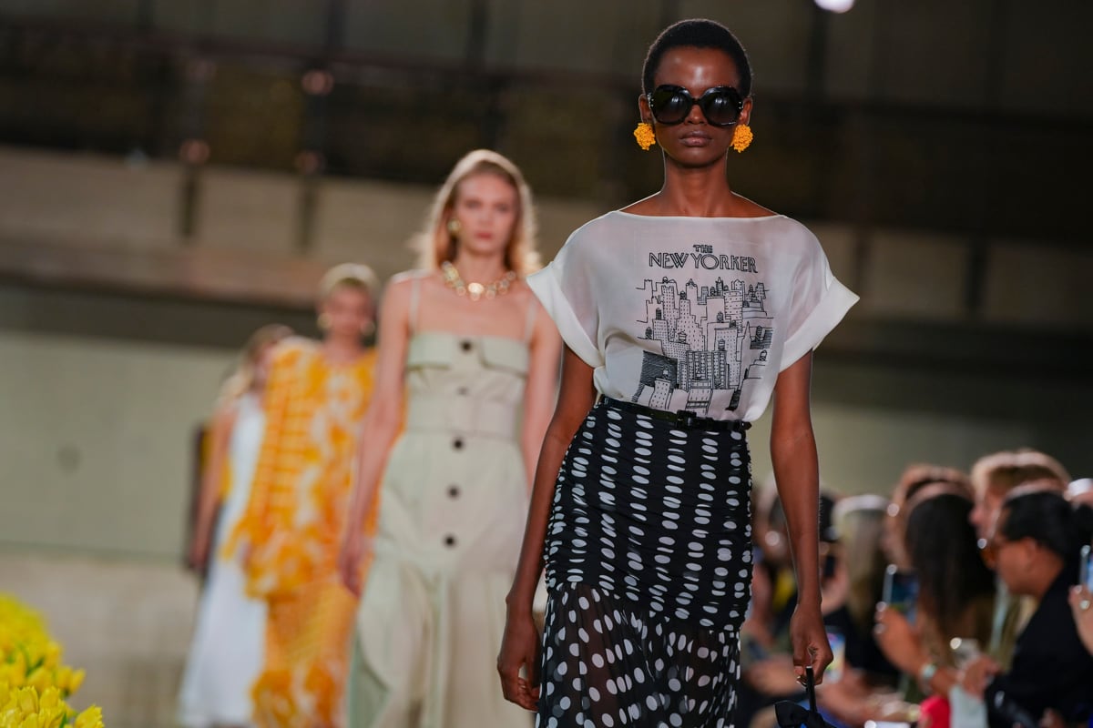 Modelos desfilan prendas de la marca de moda Carolina Herrera este lunes, en la Semana de la Moda de Nueva York (Estados Unidos). EFE/ Ángel Colmenares