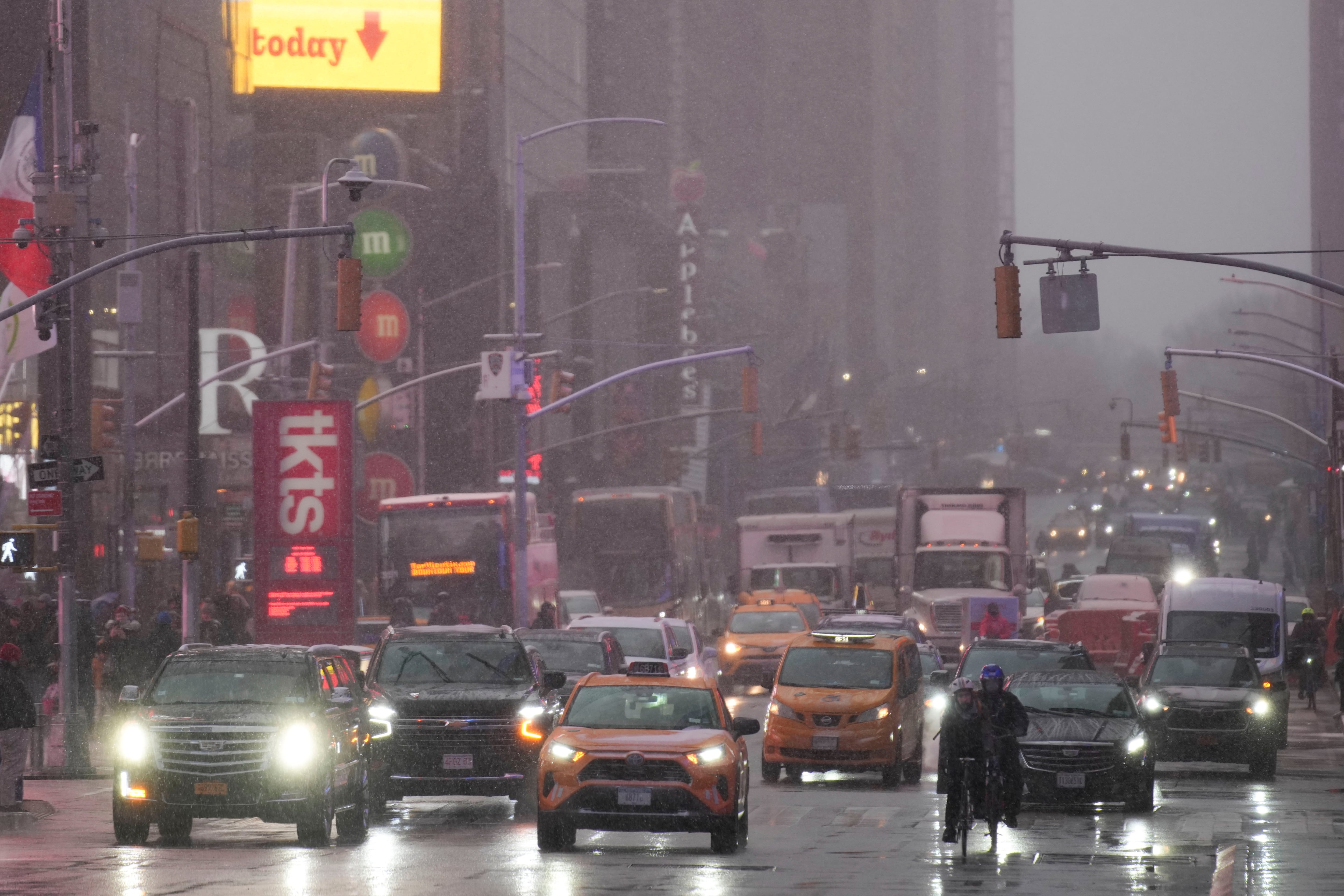 Millones de ciudadanos de Nueva York se movilizan en auto (Foto: AP)