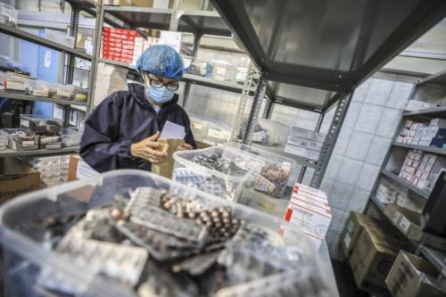 La institución ha sido empujada —por vacíos del sistema de salud— a asumir responsabilidades vinculadas al acceso, el uso y el abastecimiento de medicamentos. (Imagen: Andina)