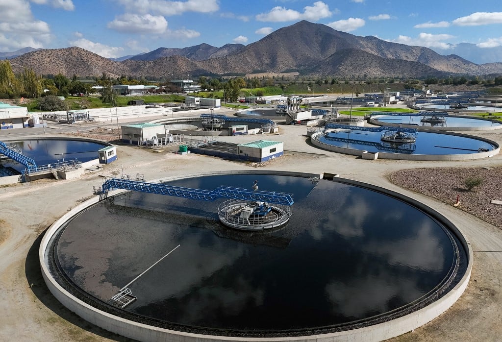 Vista aérea de una planta de tratamiento de aguas residuales, conocida como biofábrica, donde se tratan las aguas del río Mapocho en Santiago, el 7 de mayo de 2026. (Foto de Franco FAFASULI / AFP)
