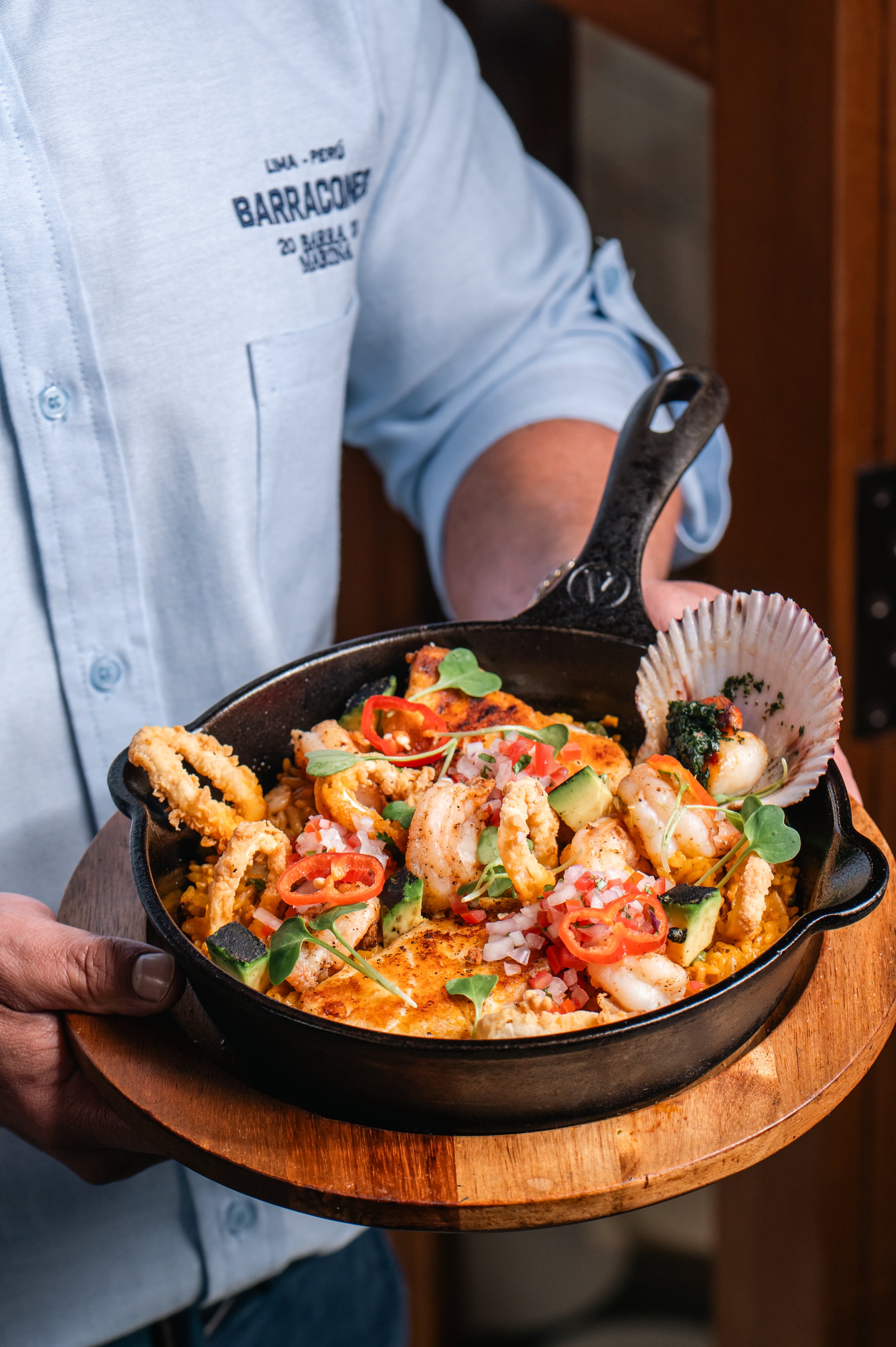 “Trabajamos con cabrilla como base, además de lenguado y mero. Si no hay cabrilla, usamos buri. El pescado llega todos los días del terminal. A veces pagar un poco más cambia la historia del plato”, cuenta Franco Ferreyra.