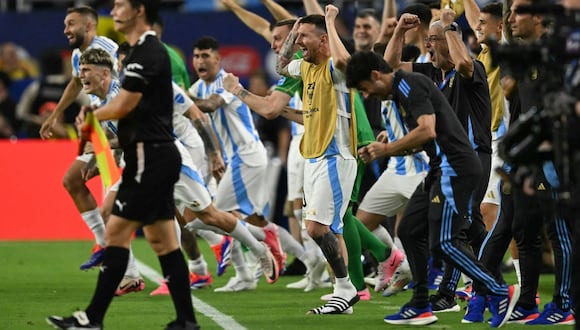 Lionel Messi celebra el título de la Copa América 2024 junto a sus compañeros en Argentina tras la victoria (1-0) sobre Colombia en el Hard Rock Stadium de Miami, Florida. (Foto: Chandan Khanna / AFP)