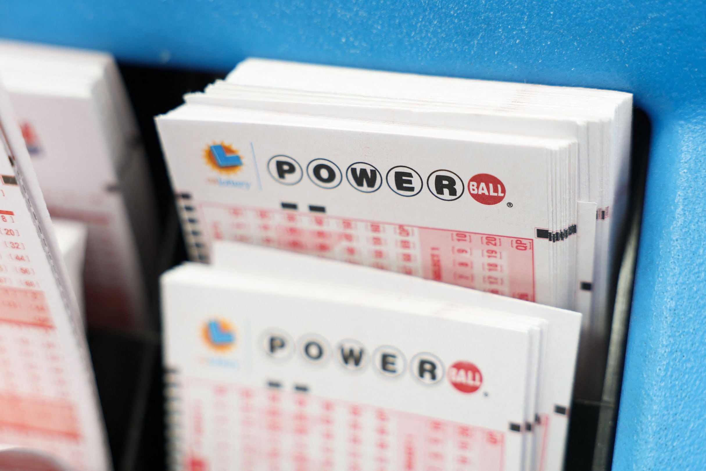 Por lo general, los participantes del Powerball pueden reclamar un premio de hasta $600 en cualquier lotería autorizada de la jurisdicción donde compraron el boleto. (Foto: Patrick T. Fallon / AFP)