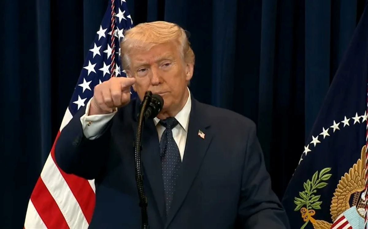 Donald Trump lanzó una dura advertencia a Irán y aseguró que Estados Unidos responderá con una fuerza "20 veces mayor" si se interrumpe el tránsito petrolero por el estrecho de Ormuz. Foto: EFE.