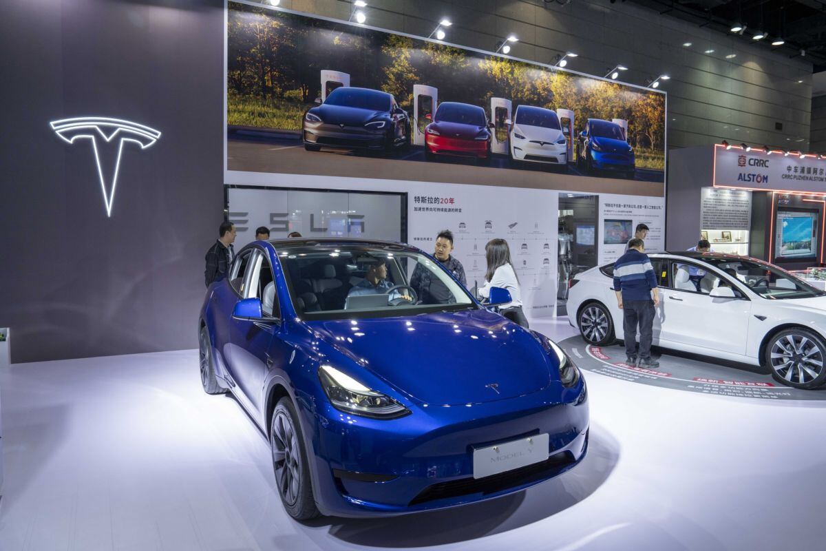 Un automóvil Modelo Y se exhibe en el stand de Tesla Inc.