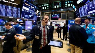 Wall Street abre en equilibrio tras aprobación del plan de ayuda en EE.UU. 