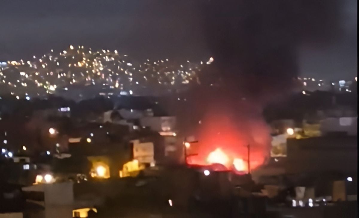 Un incendio de gran magnitud se registró en una fábrica textil en Surco. Foto: Captura Video X.