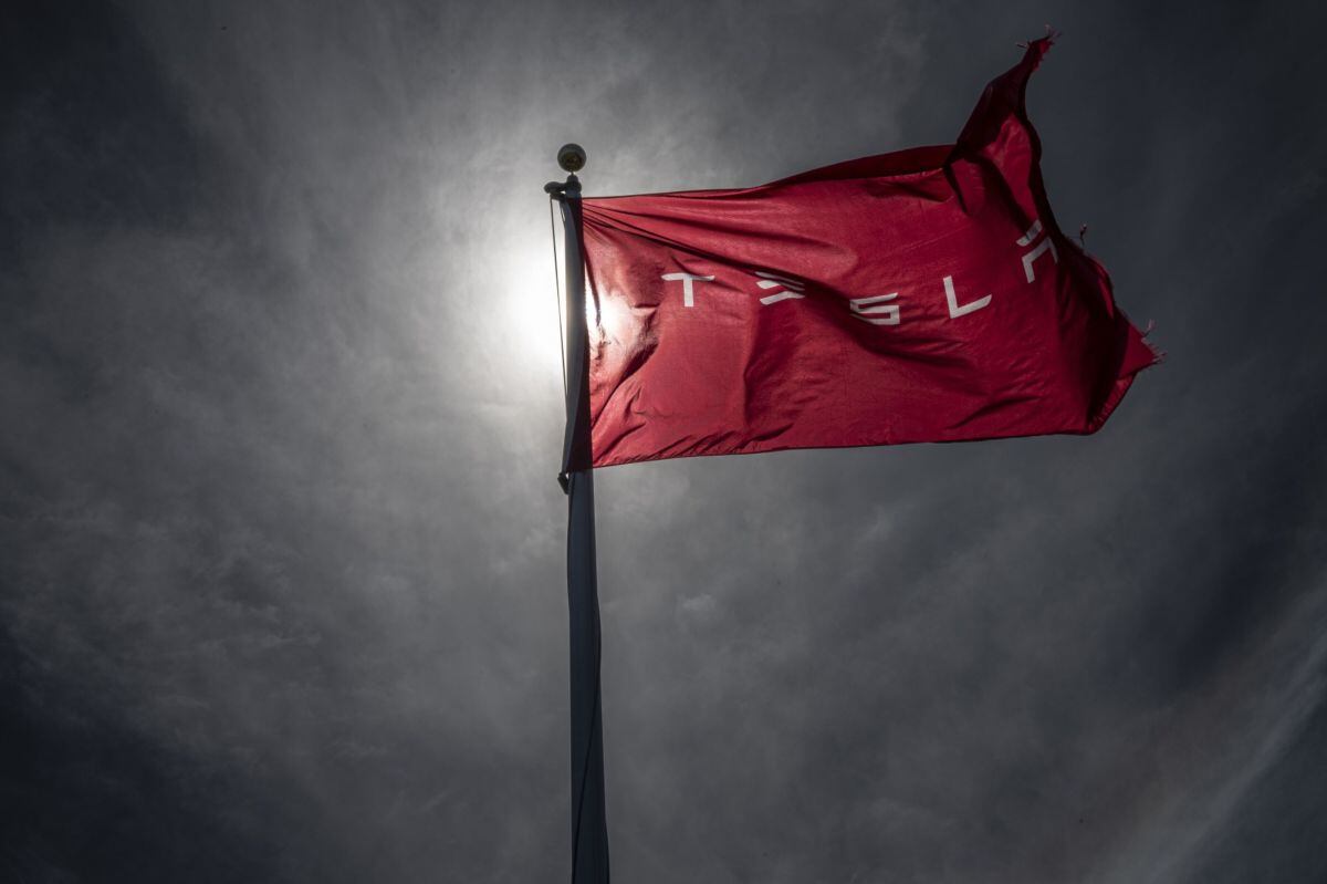 Una bandera de la marca Tesla frente a un concesionario en Corte Madera, California, EE.UU., el jueves 2 de marzo de 2023. Fotógrafo: David Paul Morris/Bloomberg