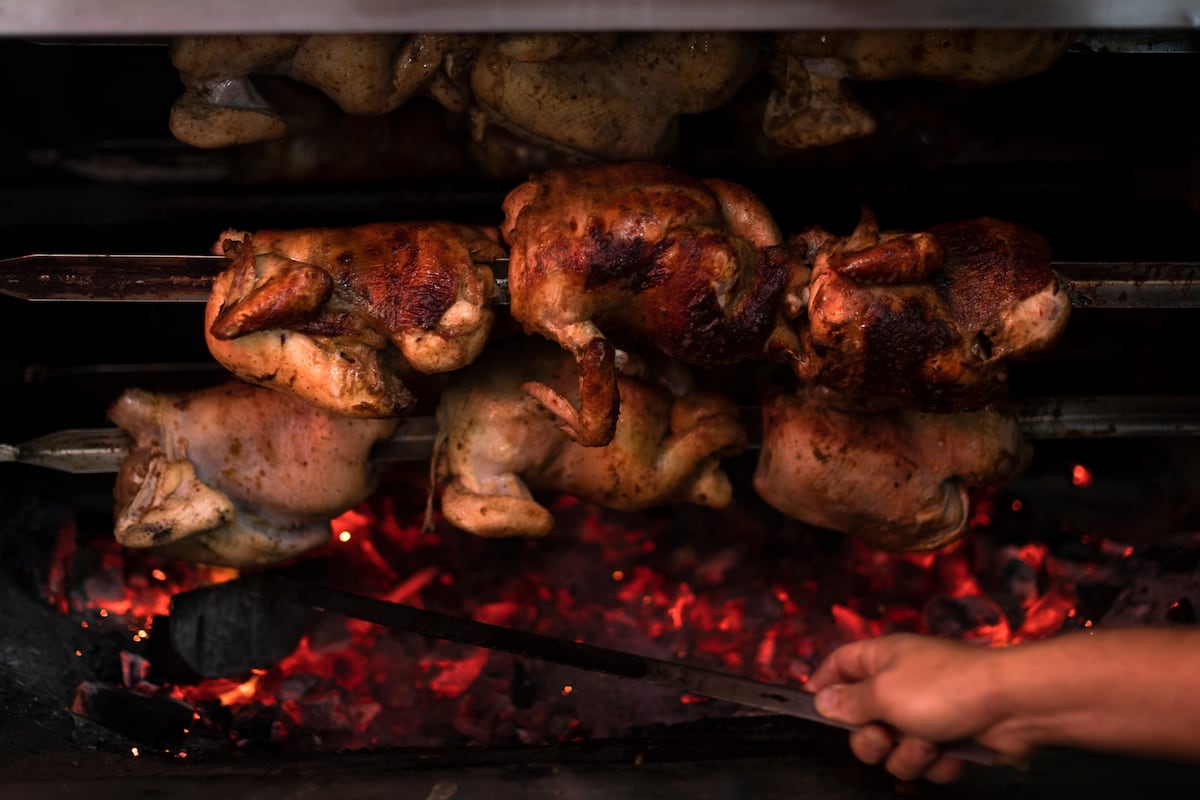 Un negocio resistente y tradicional. Aunque la inversión real puede llegar hasta S/60 mil y la utilidad requiere recuperar ese capital, el pollo a la brasa sigue siendo apuesta segura en un mercado maduro y exigente. (Foto: Renzo Salazar / GEC)
