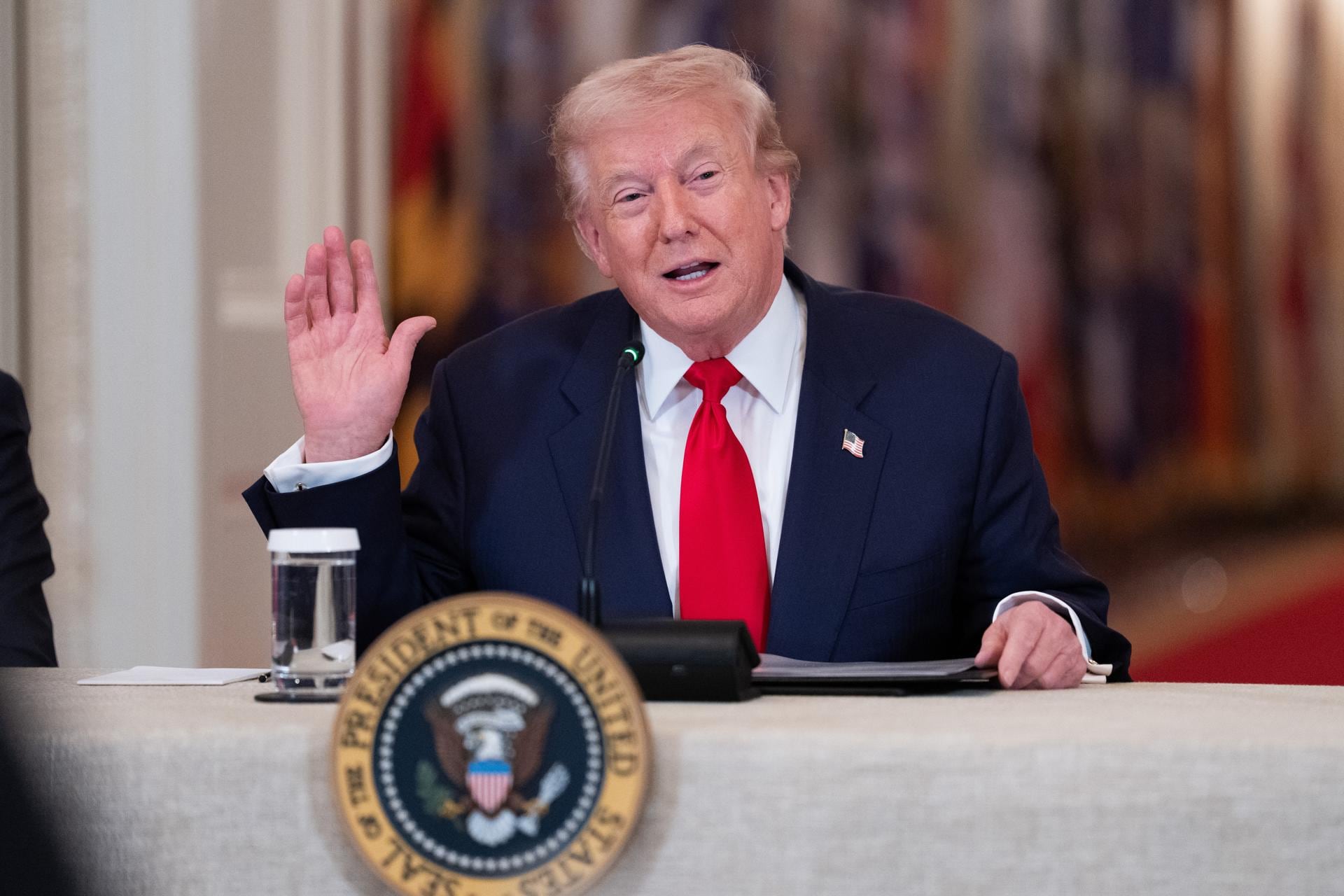 Trump atribuyó esta decisión a lo que calificó como un ataque “implacable” liderado por Estados Unidos junto a Israel. (EFE/EPA/AARON SCHWARTZ / POOL)