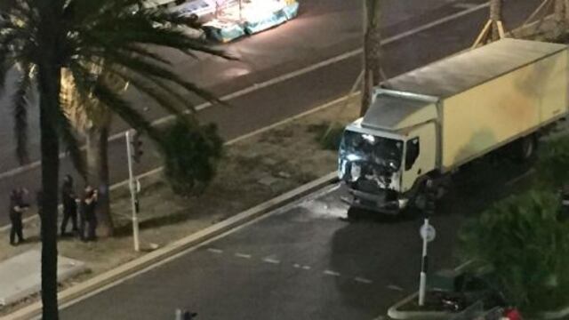 Atentado en Niza: camión embistió una multitud y deja decenas de muertos