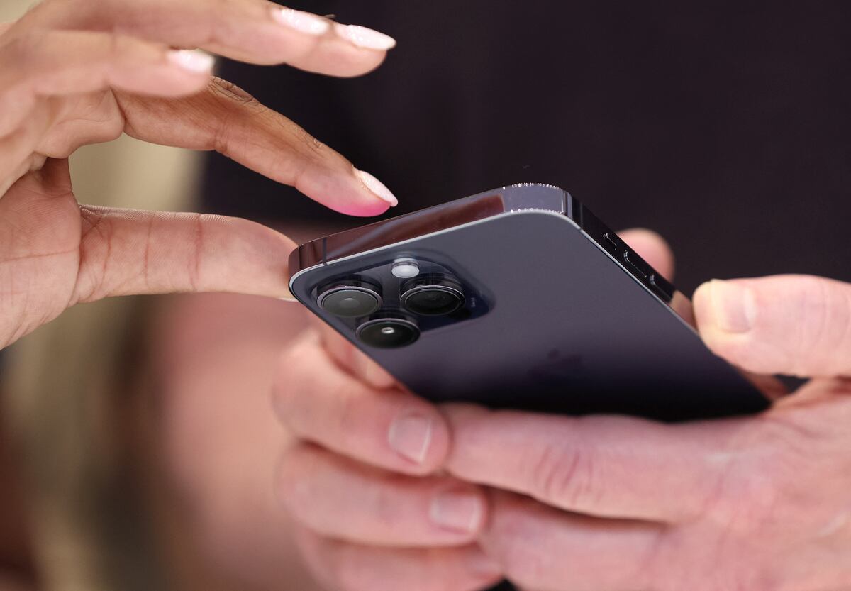 Las acciones de Apple cayeron de manera brusca la semana pasada tras informaciones según las cuales China había impuesto restricciones al uso de iPhone en oficinas gubernamentales y entidades estatales.
