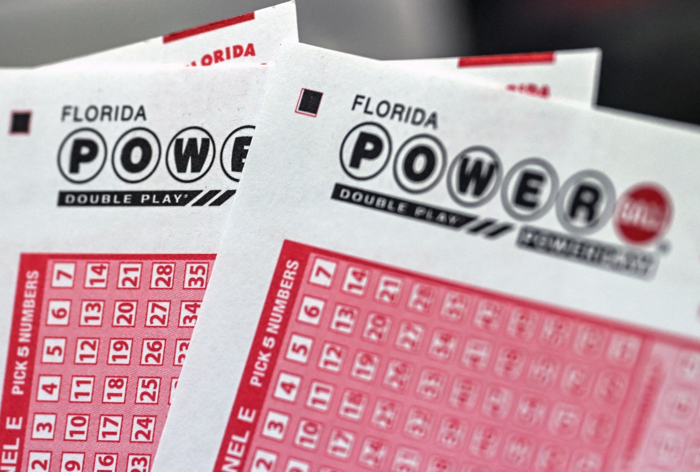 En esta nota conocerás los resultados del sorteo del Powerball del miércoles 10 de diciembre y descubrir si alguien se quedó con el premio mayor. (Foto: GIORGIO VIERA / AFP)