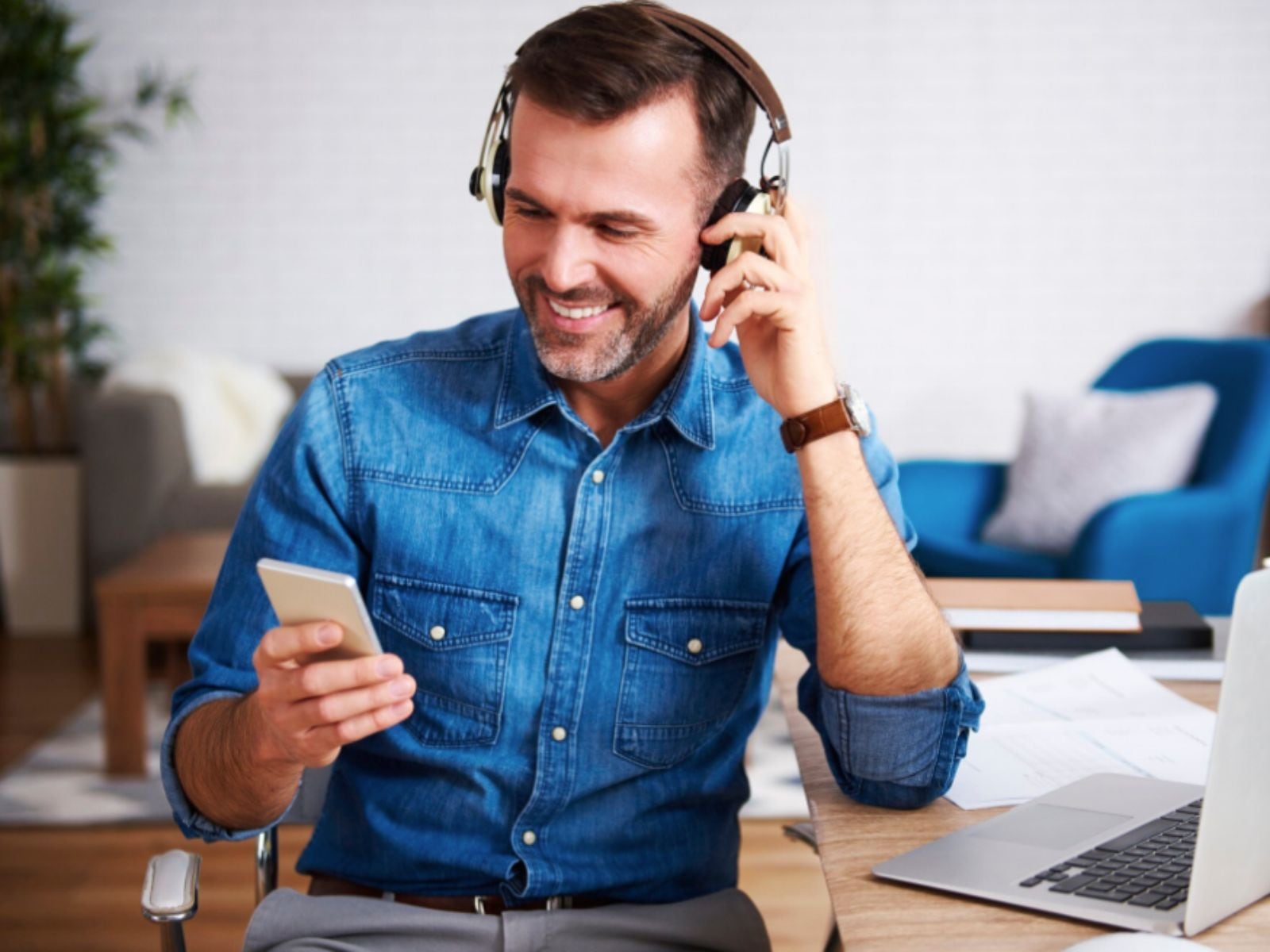 Lo ideal sería establecer horarios cuando escuches música para que cuides tu sentido auditivo. (Crédito: Freepik)