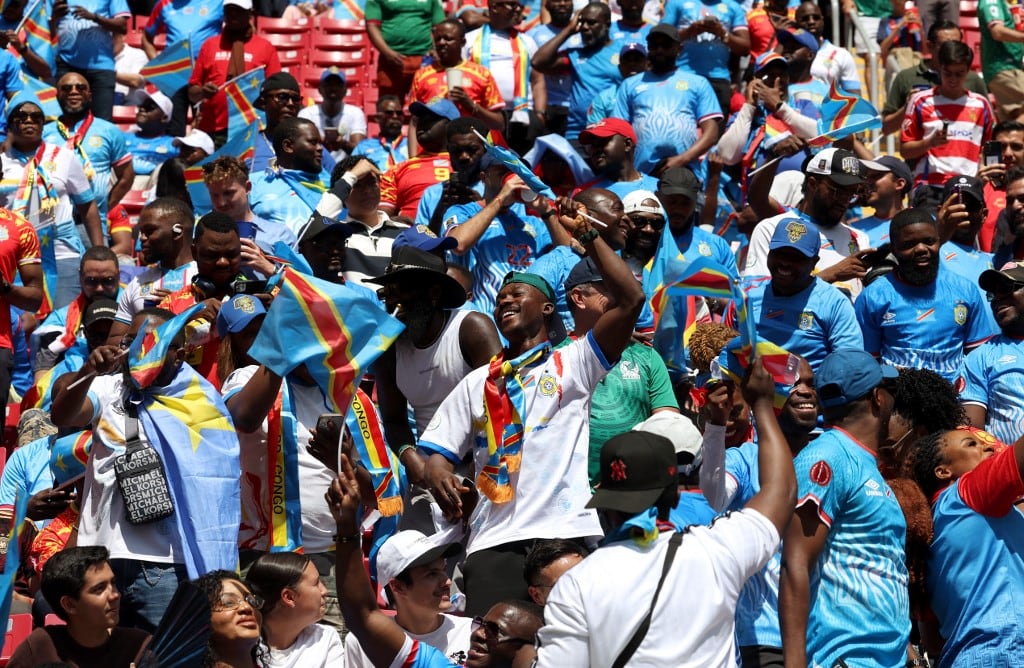 Aficionados de la República Democrática del Congo animan a su selección antes del partido de repechaje de la final de las eliminatorias para la Copa Mundial de la FIFA 2026 entre la República Democrática del Congo y Jamaica en el Estadio Akron de Zapopan, estado de Jalisco, México, el 31 de marzo de 2026. (Foto de Ulises Ruiz / AFP)