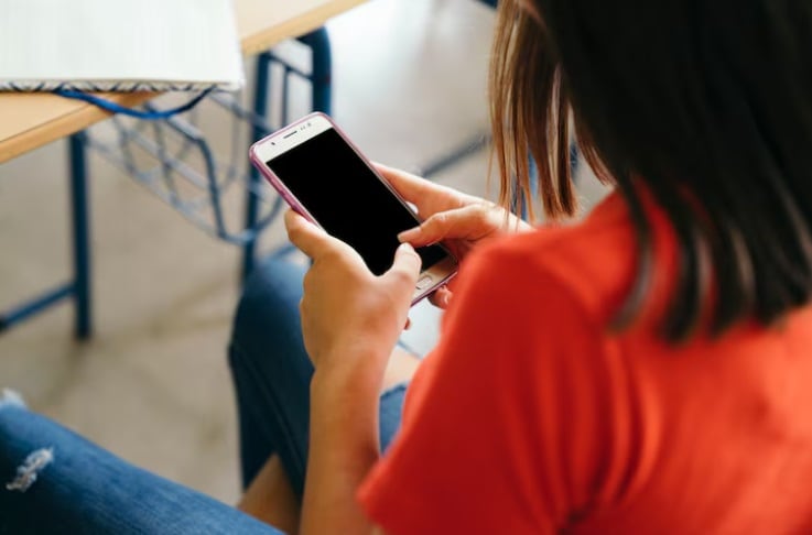 Uso de celulares en colegios. (Foto referencial: Freepik)