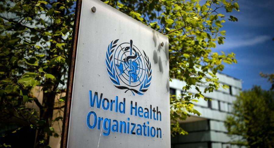 Un letrero de la Organización Mundial de la Salud (OMS) en la entrada de su sede en Ginebra en medio del brote de coronavirus Covid-19. (Foto: Archivo/ Fabrice COFFRINI / AFP)