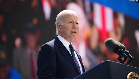El presidente estadounidense, Joe Biden, pronuncia un discurso durante una ceremonia conmemorativa del 80.º aniversario del Día D, en el cementerio estadounidense de Colleville-sur-Mer, Normandía, Francia, el 6 de junio de 2024 | Foto: EFE/EPA/Daniel Cole