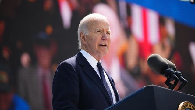 Joe Biden se disculpa ante Zelenski por el retraso de la ayuda militar de EE.UU. 