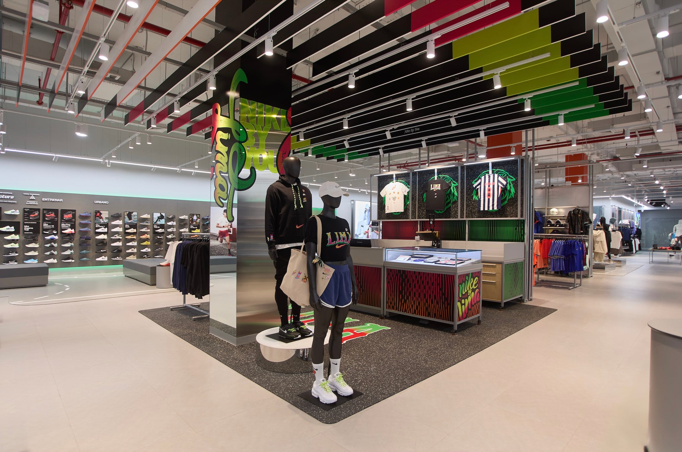 El nuevo establecimiento incorpora el espacio Nike By You, donde los consumidores pueden personalizar calzado y prendas, como parte de una estrategia orientada a ofrecer una experiencia de compra más interactiva. Foto: Nike.