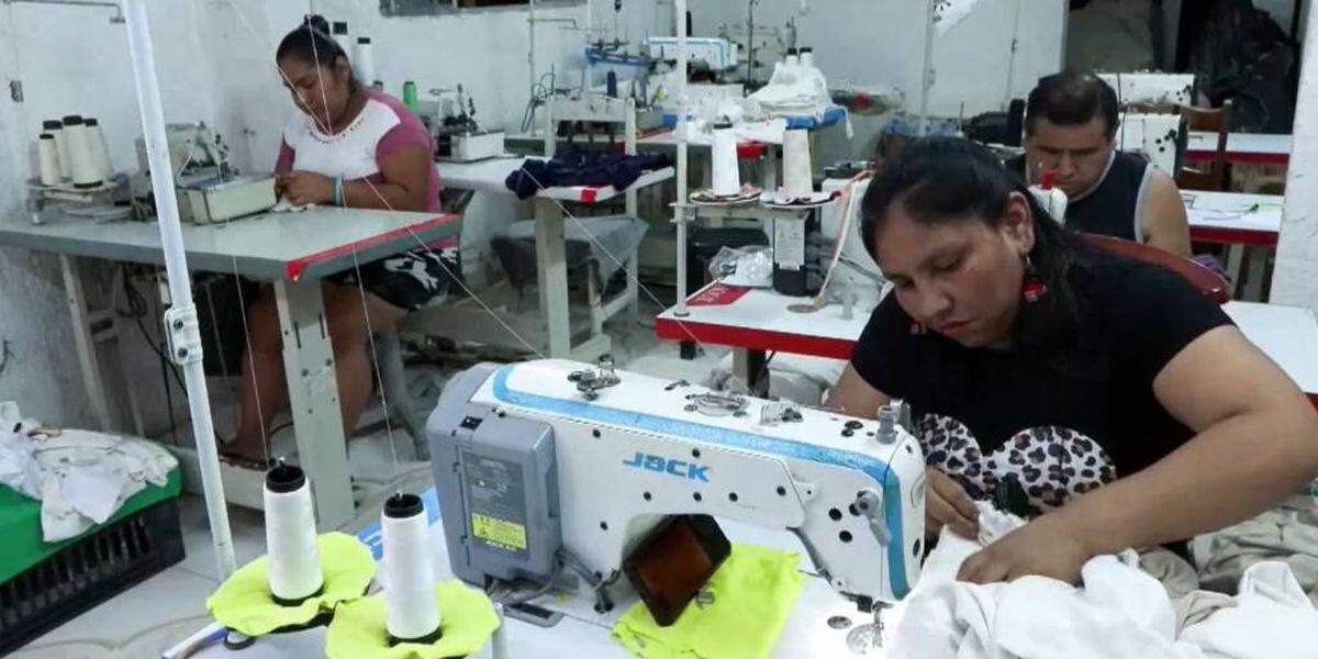 Lidia García, de 46 años y originaria de La Paz, trabajó sin sueldo durante meses para devolverle a la dueña del taller lo que esta decía haber pagado por su pasaje de autobús desde Bolivia. (Foto: EFE)