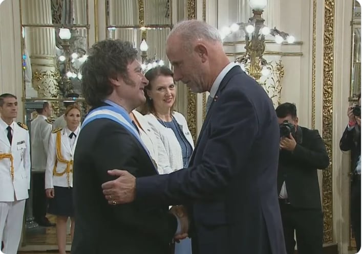 Javier Gonzáles Olaechea saludó personalmente al presidente Javier Milei. Foto: Gob.pe