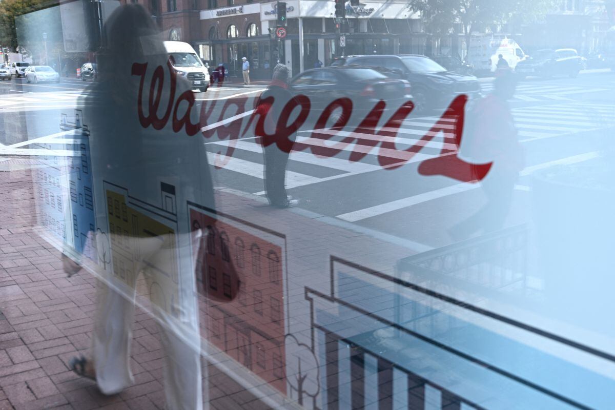 Un peatón se refleja en una ventana de Walgreens en Washington, DC, el 2 de noviembre de 2022 (Foto: Brendan Smialowski / AFP)