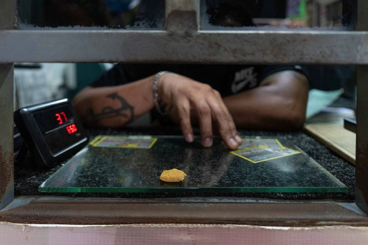 Mineral en bruto expuesto en una tienda de compra de oro en el centro de Puerto Maldonado.