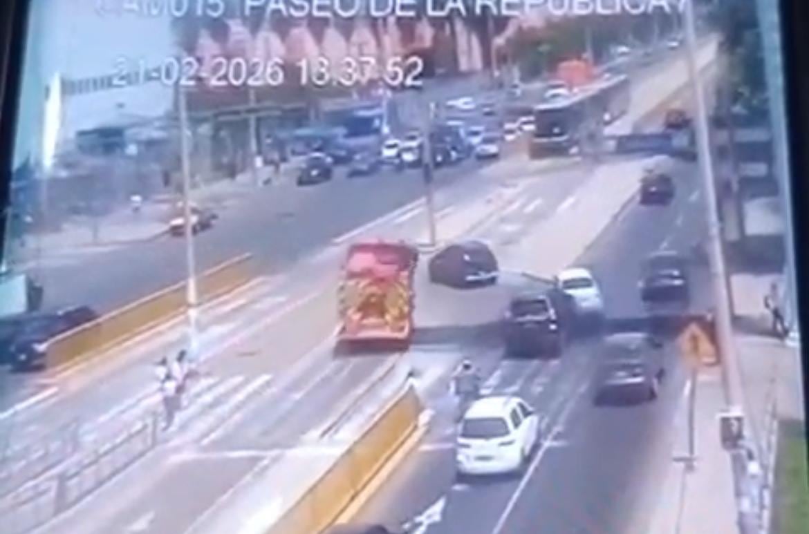 Chorrillos: camión de bomberos evita choque con auto que intentaba cruzar vía del Metropolitano. (Foto: Difusión)
