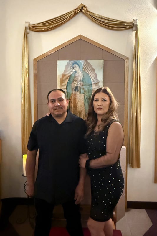Fotografía familiar cedida por la familia González donde aparece el inmigrante mexicano Armando González (i), de 49 años, y su esposa Erika, de 42 años. Desde hace más de dos semanas las tres hermanas González se enfrentan a la dura posibilidad de perder a sus padres en muy poco tiempo. Ella, agonizando por un cáncer cerebral, y él, detenido por Inmigración para ser deportado de Estados Unidos. EFE/ Familia González
