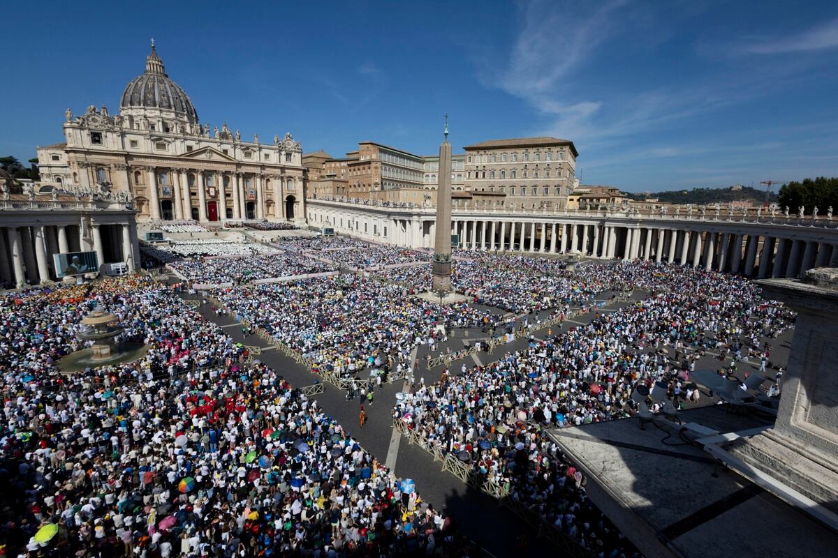 Fieles asisten a la ceremonia de canonización de Carlo Acutis y Piergiorgio Frassati, en el Vaticano, el 7 de septiembre de 2025. (EFE/EPA/MASSIMO PERCOSSI)