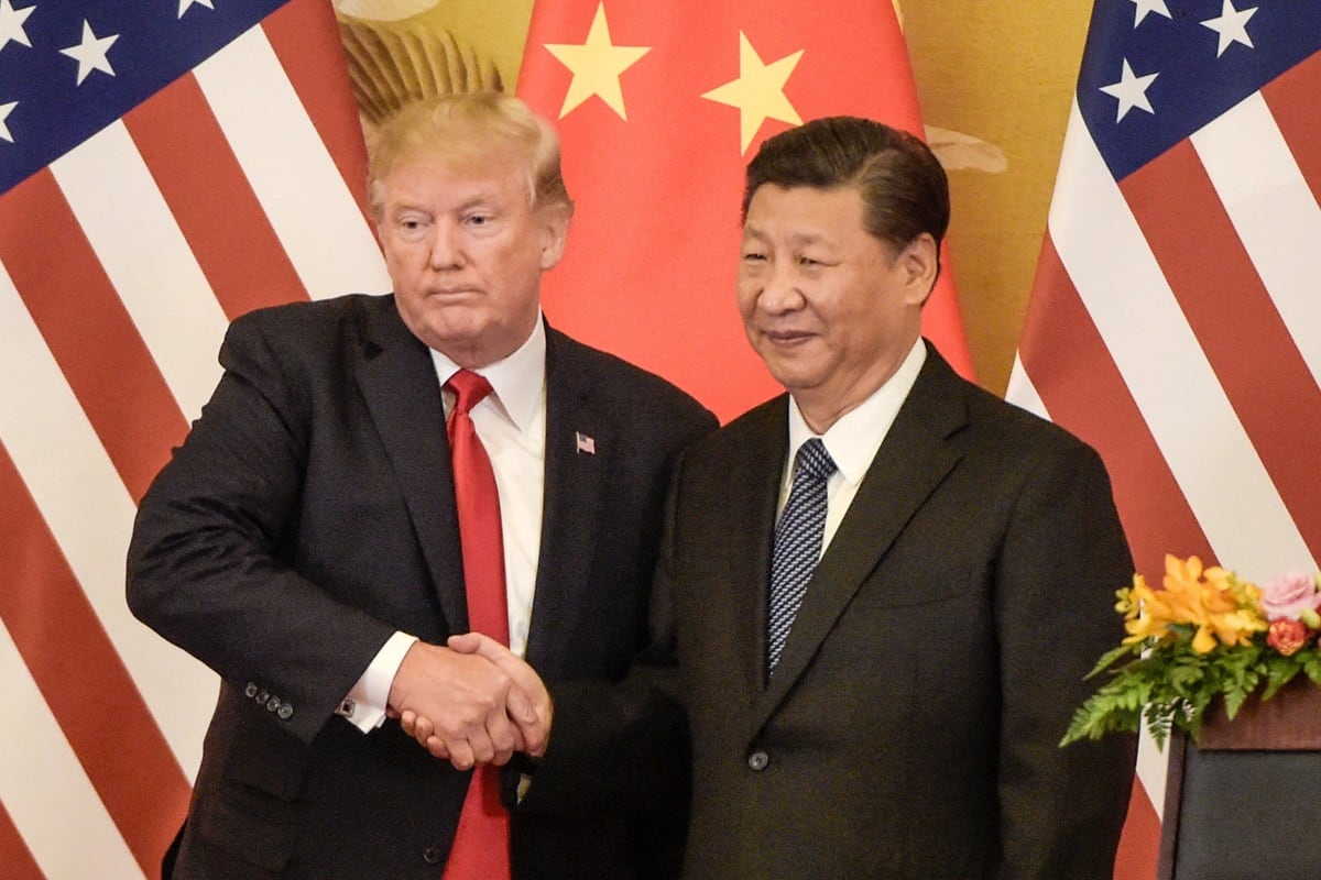 El entonces presidente de Estados Unidos, Donald Trump, estrecha la mano del presidente de China, Xi Jinping, al final de una conferencia de prensa en el Gran Salón del Pueblo en Beijing, el 9 de noviembre de 2017. (Foto de Fred DUFOUR / AFP)