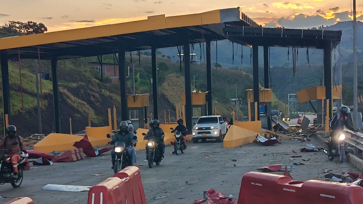 Explotan peaje en Colombia, un día después de la toma de mando de De la Espriella