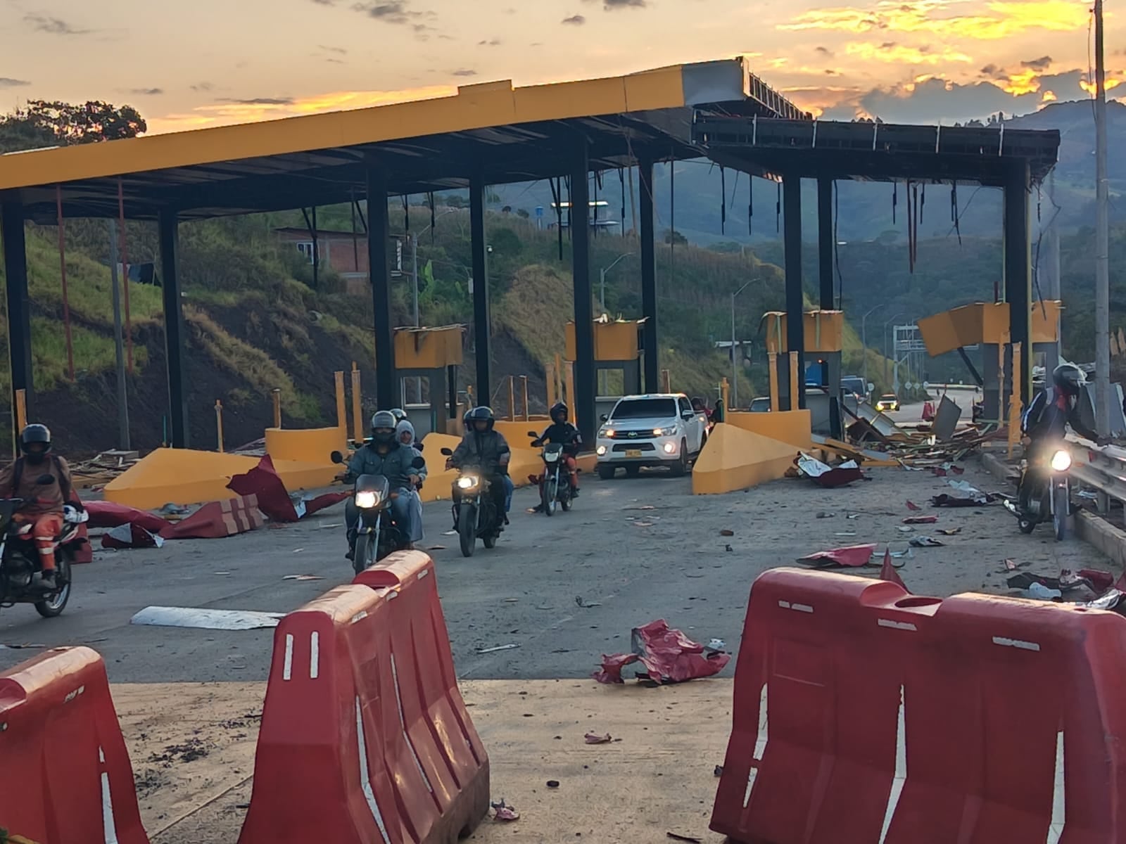 Colombia: explotan peaje un día después de la toma de mando de De la Espriella. Foto: El Tiempo / X.